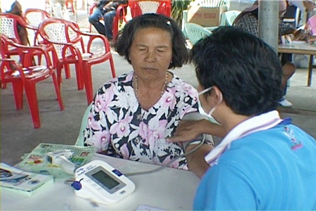 A Pattaya resident takes advantage of the free medical check-up service provided by City Hall’s mobile outreach program.